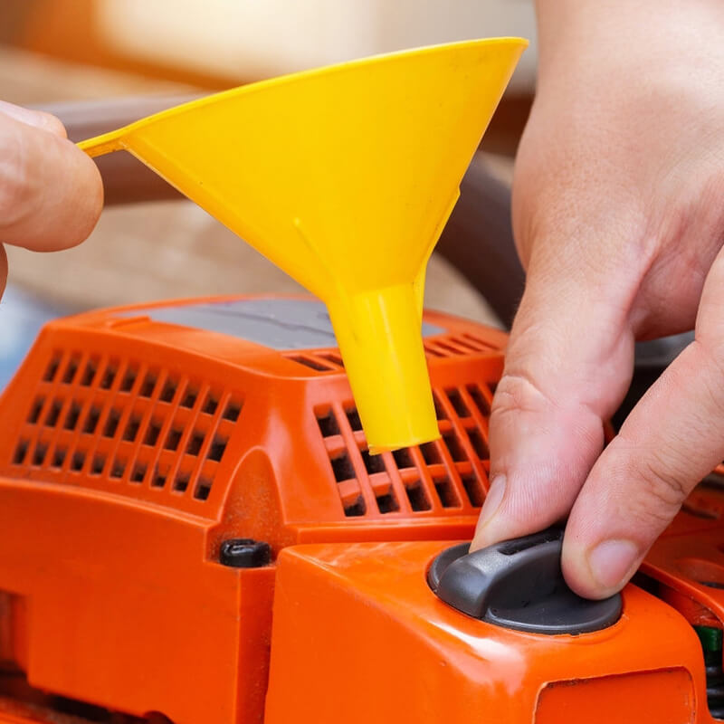 How to Oil an Electric Chainsaw?